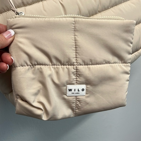 Wilo The Label The Label Puffer Tote Bag (Beige) w/ Carry-On Sleeve - Picture 3 of 9